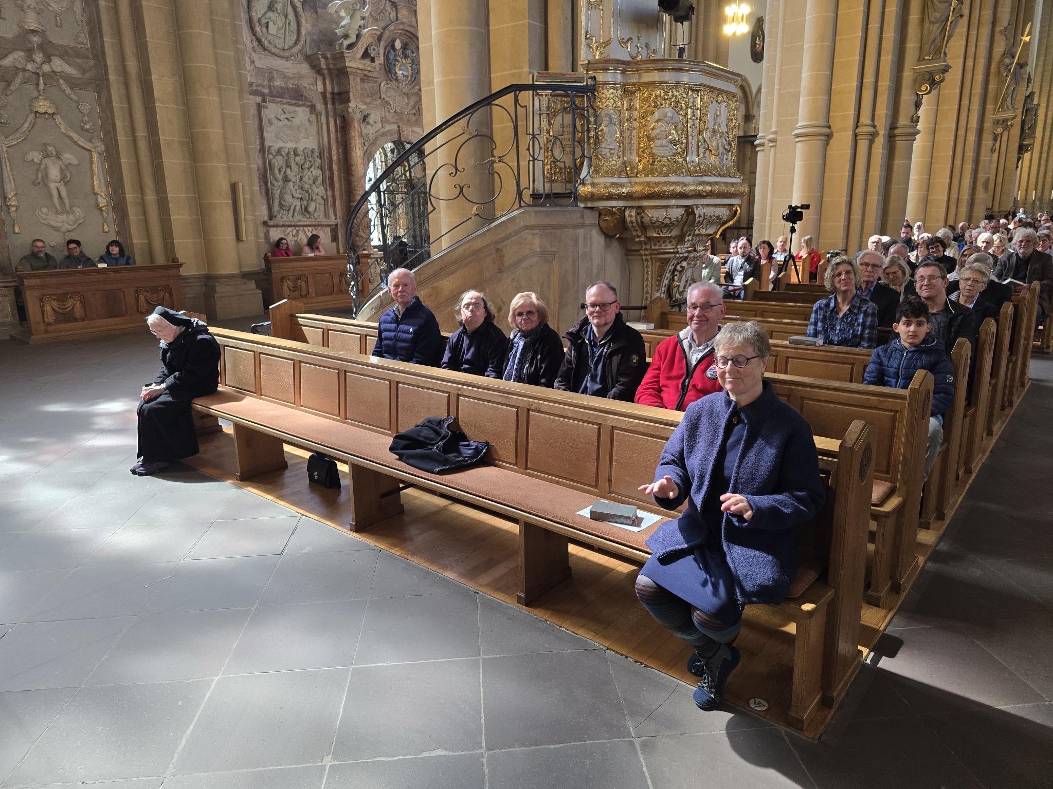 Blick in den Dom. Gehörlose Menschen feiern Gottesdienst.